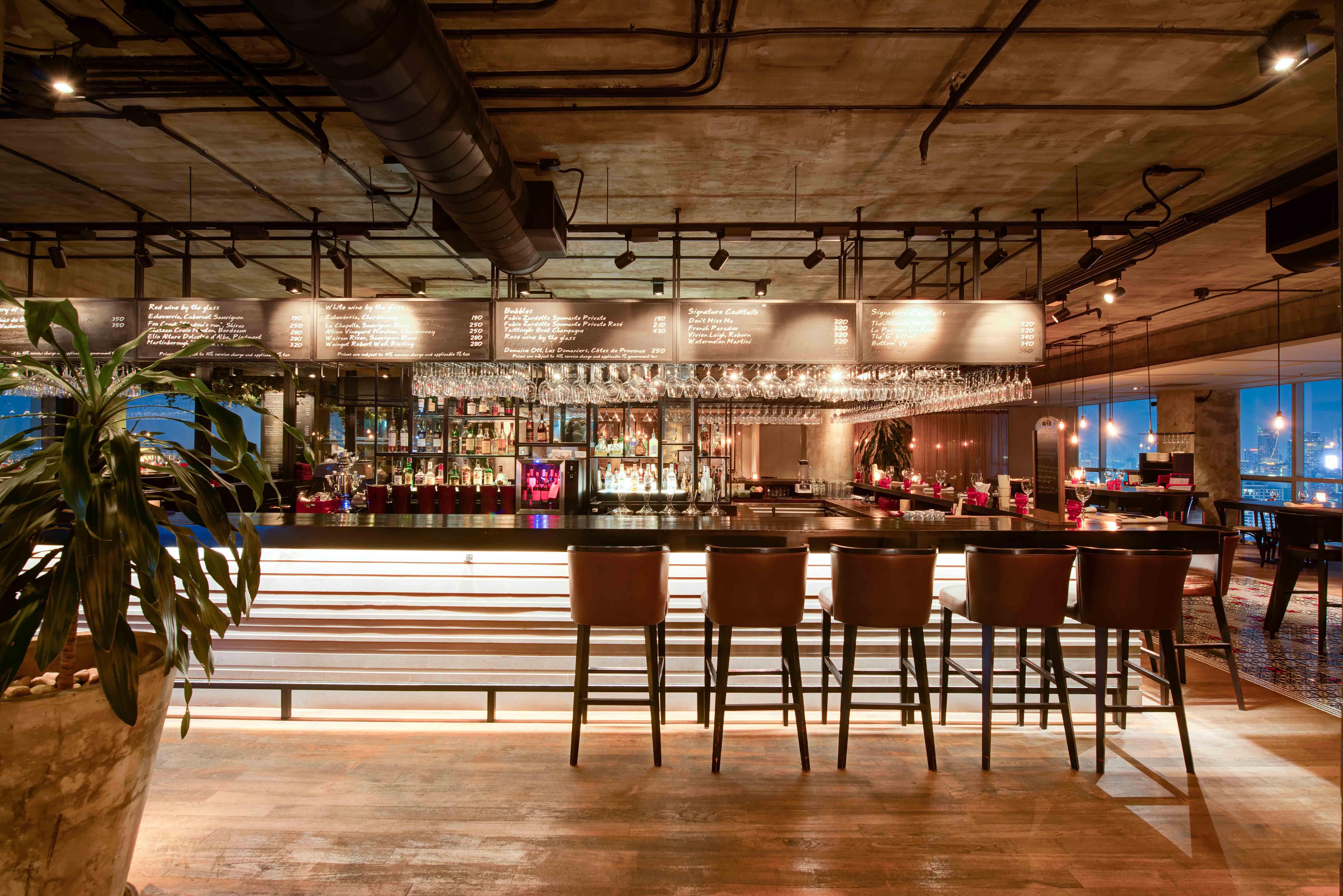 Pullman Bangkok Hotel G Екстериор снимка The bar at the 101 bar