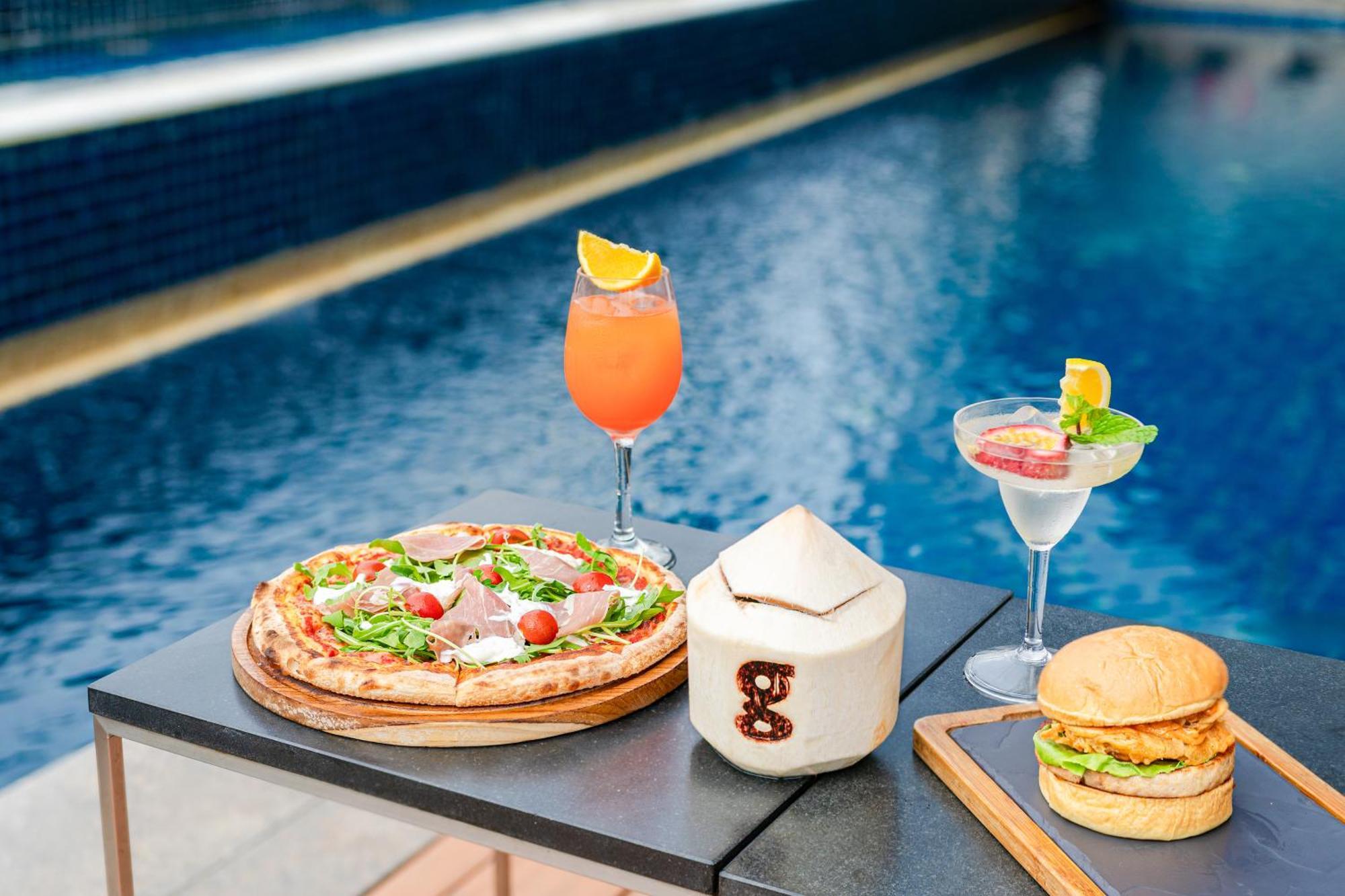 Pullman Bangkok Hotel G Екстериор снимка Poolside dining at the hotel