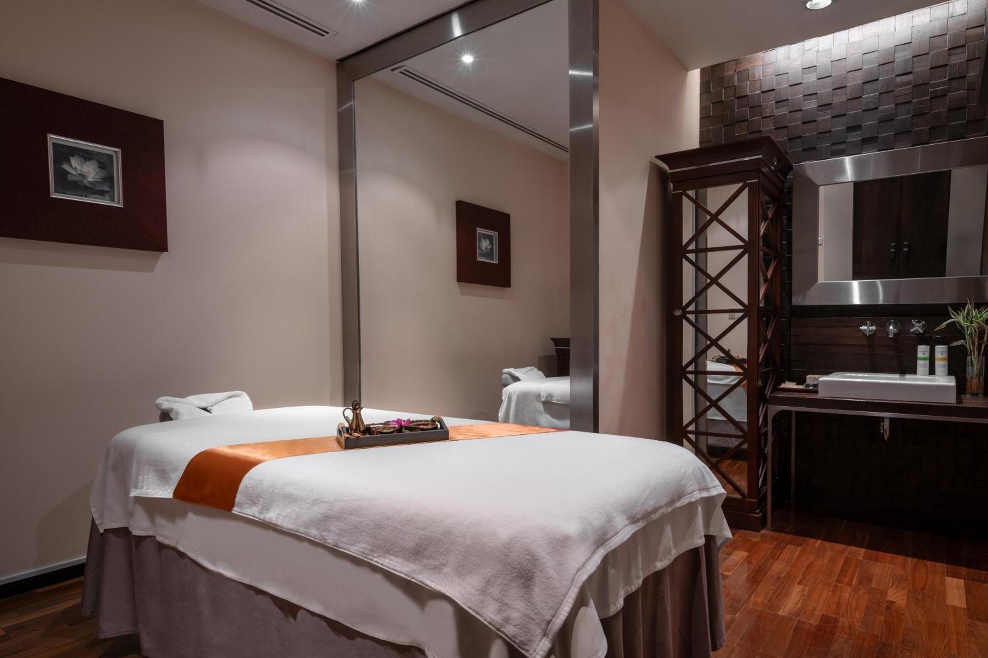 Pullman Bangkok Hotel G Екстериор снимка A massage bed