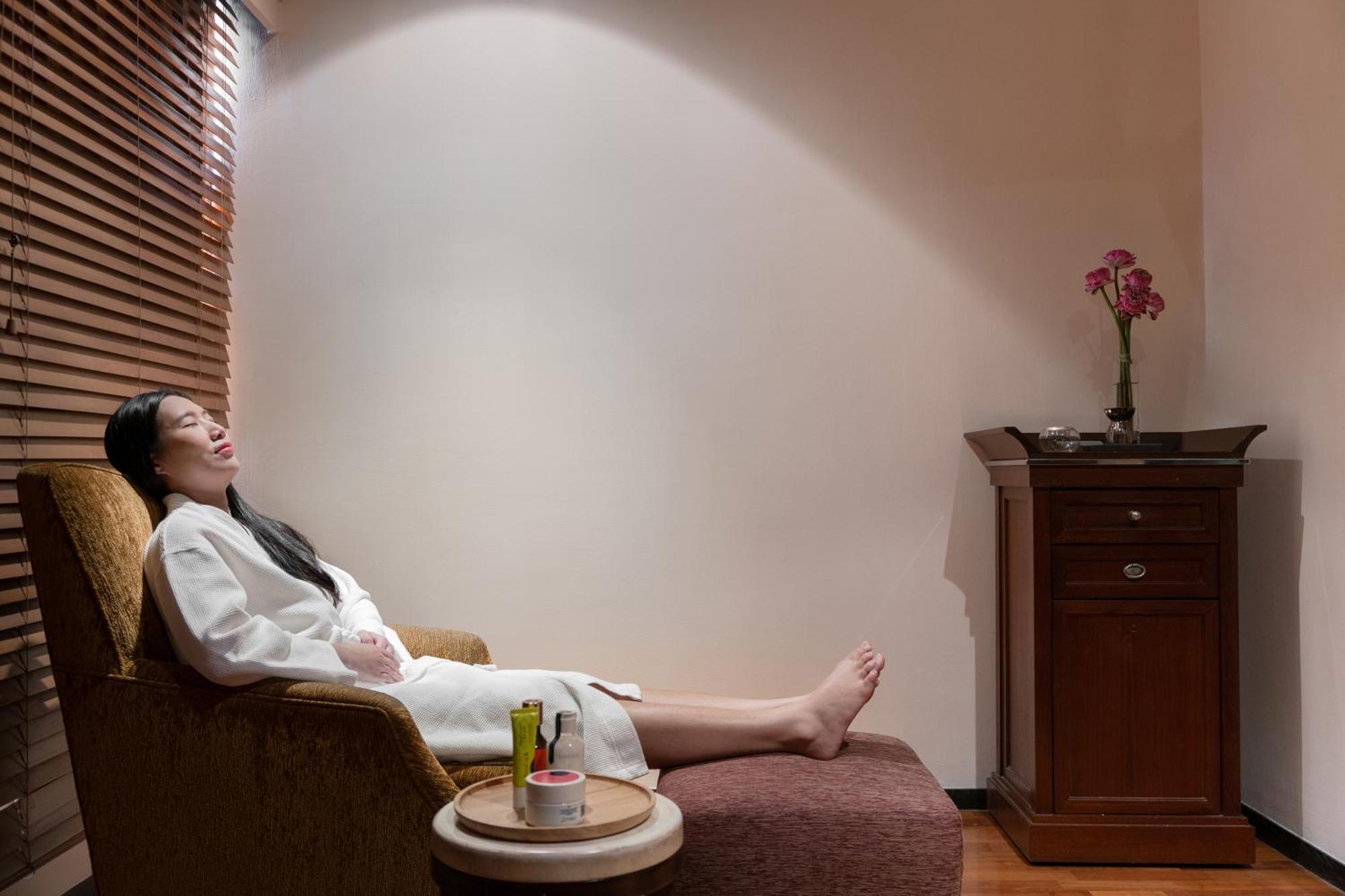 Pullman Bangkok Hotel G Екстериор снимка A woman relaxing at a spa