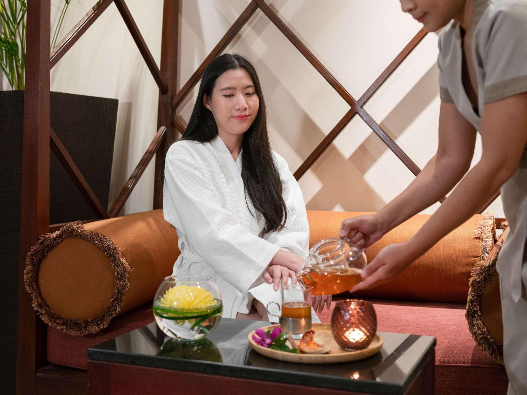 Pullman Bangkok Hotel G Екстериор снимка A customer at a spa